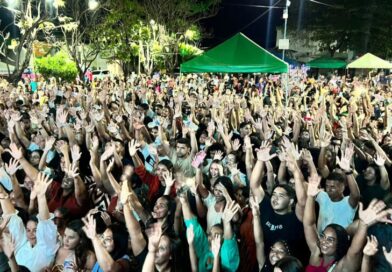 Multidão participa da comemoração do dia dos Evangélicos na cidade de Pindobaçu