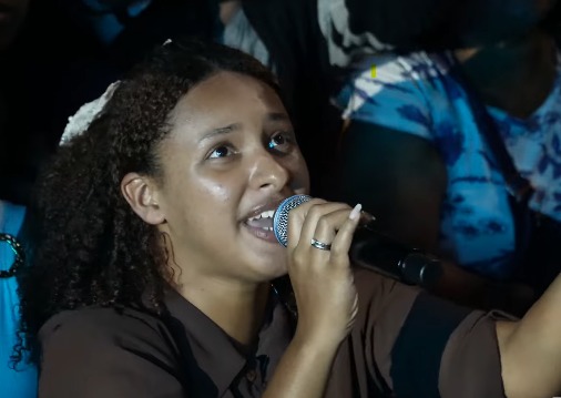 Jovem Evillyn Almeida emociona ao cantar durante show de Samuel Mariano no Celebra Filadélfia
