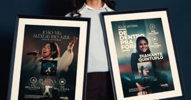 Julia Vitória recebe discos de Platina e Diamante Quíntuplo em homenagem surpresa