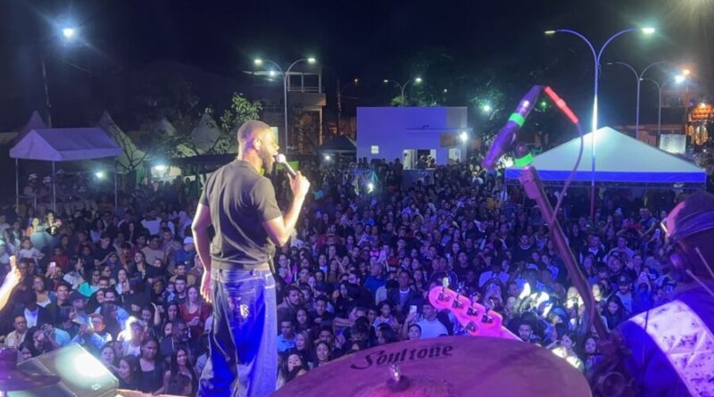 Adora Ponto Novo reúne multidão em noite de adoração e fé