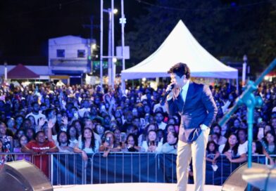 Multidão lota a Praça Presidente Kennedy no Dia dos Evangélicos em Antônio Gonçalves