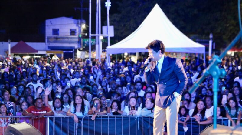 Multidão lota a Praça Presidente Kennedy no Dia dos Evangélicos em Antônio Gonçalves